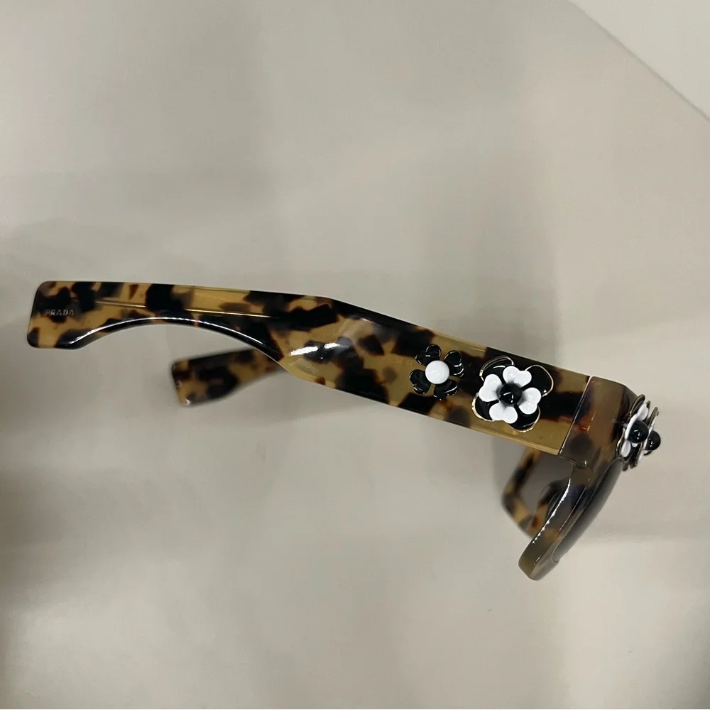 PRADA Tortoise Shell / Grey
Gradient SPR25P Flower Poeme Square LIKE NEW w case - Picture 11 of 14